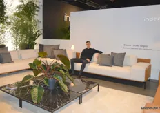 Carl Meers van Indera toont Snooze: de nieuwe, modulaire sofa die naar eigen wens samengesteld kan worden, met of zonder relaxelementen. Snooze is een ontwerp van Studio Segers.
